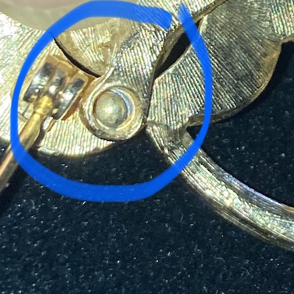 VINTAGE SIGNED KRAMER GOLD TONE & DOUBL LEAF BROOCH - Picture 5 of 7